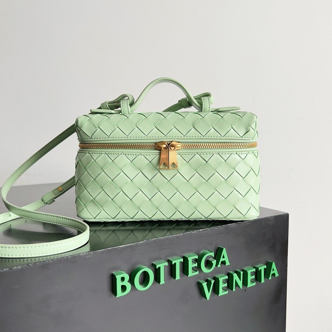 Fake B0tt*ga Ven*ta Bang Bang Vanity Case Mint