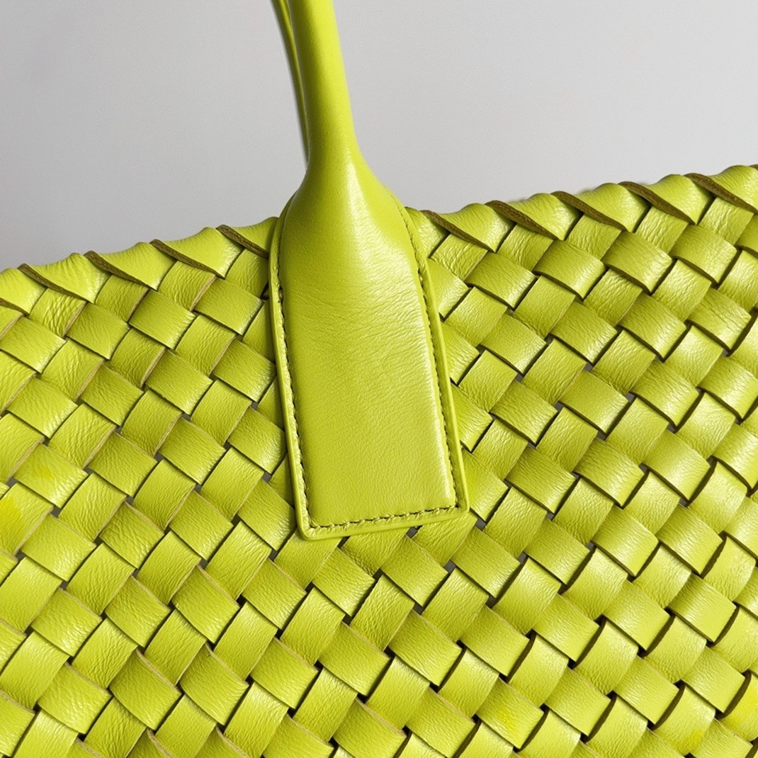 Top Quality Knockoff B0tt*ga Ven*ta Cabat Large Bag In Acid Kiwi Intrecciato Lambskin