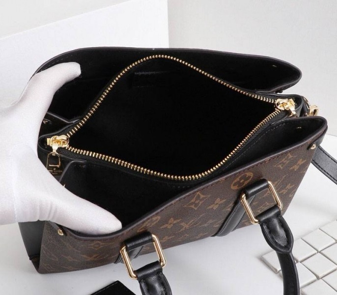 L0vis Vvtt0n Monogram Canvas Soufflot BB Bag In Black