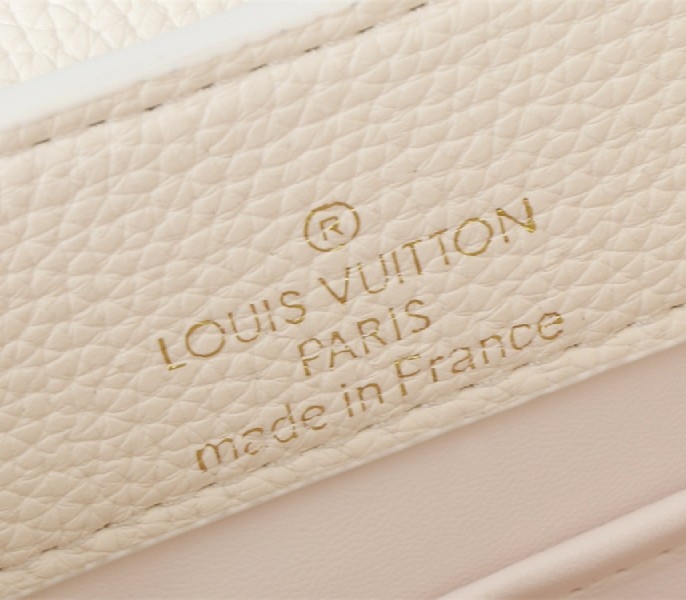 L0vis Vvtt0n Capucines Mini Capucines Handbag In Quartz White