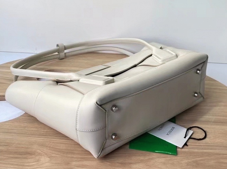 Top Quality Fake B0tt*ga Ven*ta Arco Medium Bag In White Intrecciato Calfskin
