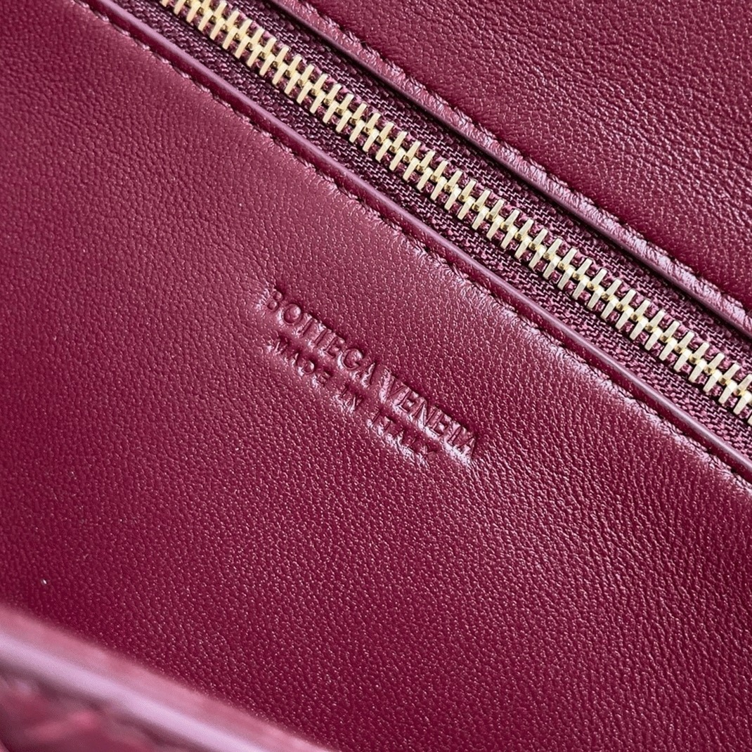Replica B0tt*ga Ven*ta Andiamo Clutch with Handle Barolo