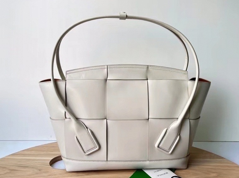 Top Quality Knockoff B0tt*ga Ven*ta Arco Mini Bag In White Intrecciato Leather