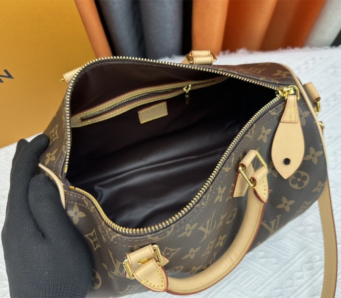 L0vis Vvtt0n Monogram Canvas Speedy P9 Bandouliere 30 Bag