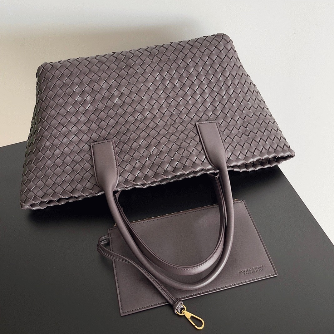Top Quality Fake B0tt*ga Ven*ta Cabat Medium Bag In Fondant Intrecciato Lambskin
