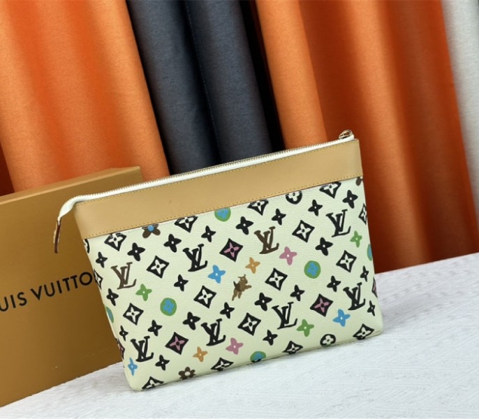 L0vis Vvtt0n Monogram Craggy Voyage Souple Pochette In Vanilla