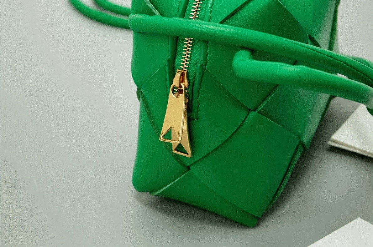 Fake B0tt*ga Ven*ta Mini Cassette Camera Bag Parakeet