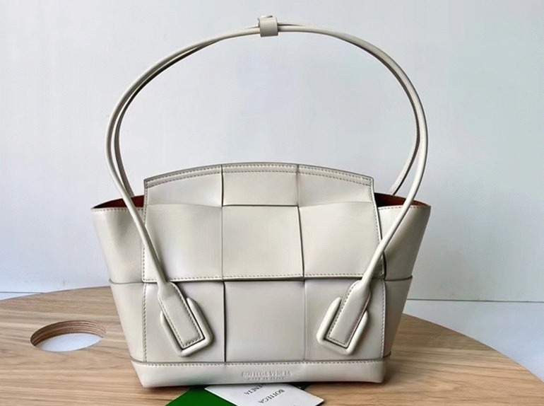 Top Quality Replica B0tt*ga Ven*ta Arco Small Bag In White Intrecciato Leather