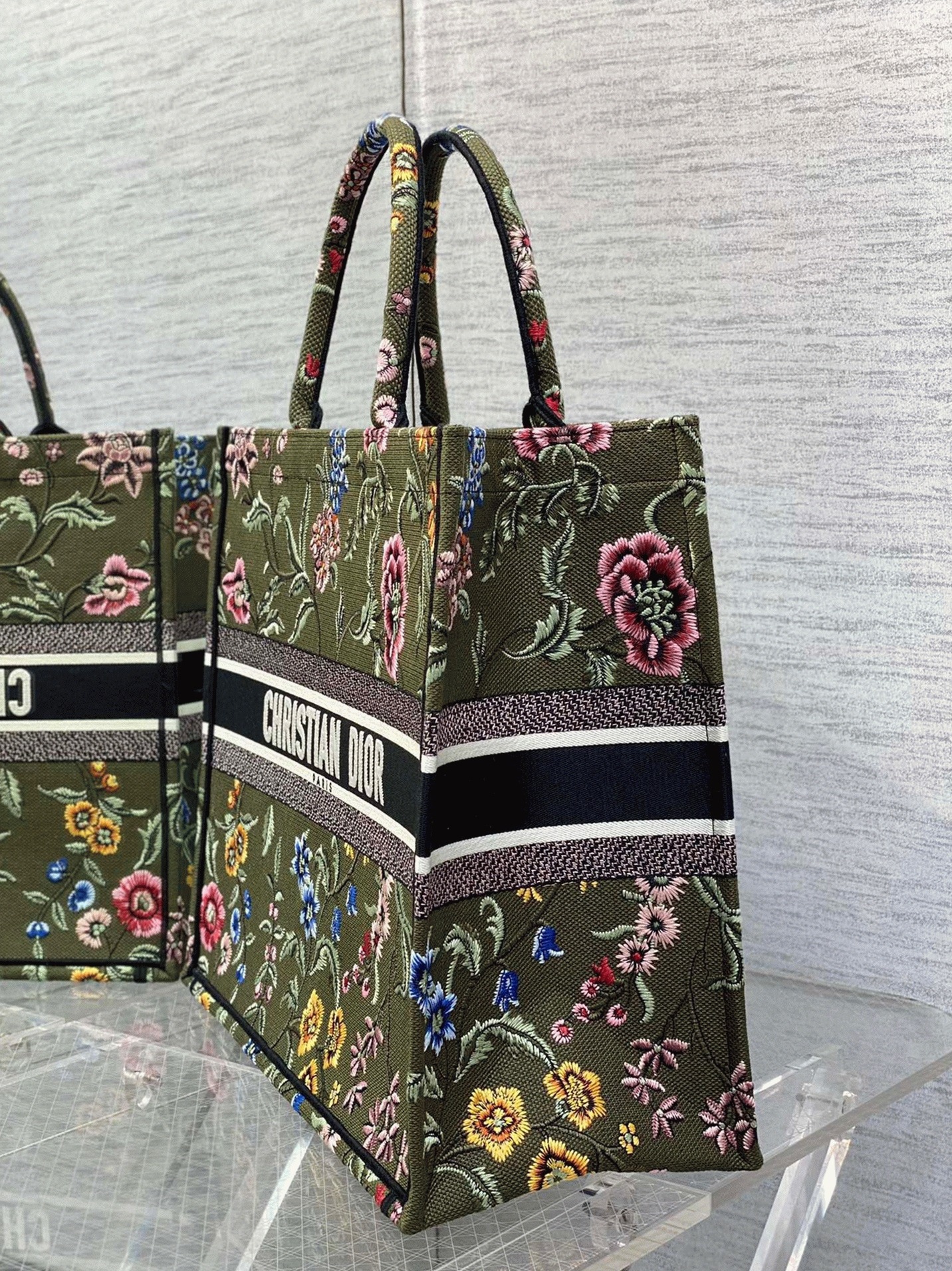 D10r Large Book Tote Bag Imitation in Green D10r Petites Fleurs Embroidery