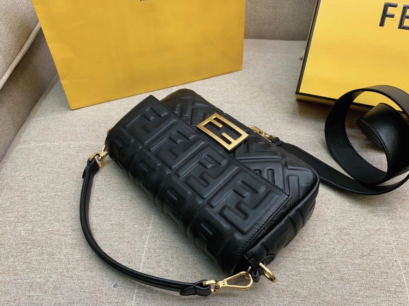 Top Quality Fake F**di Medium Baguette Bag In Black FF