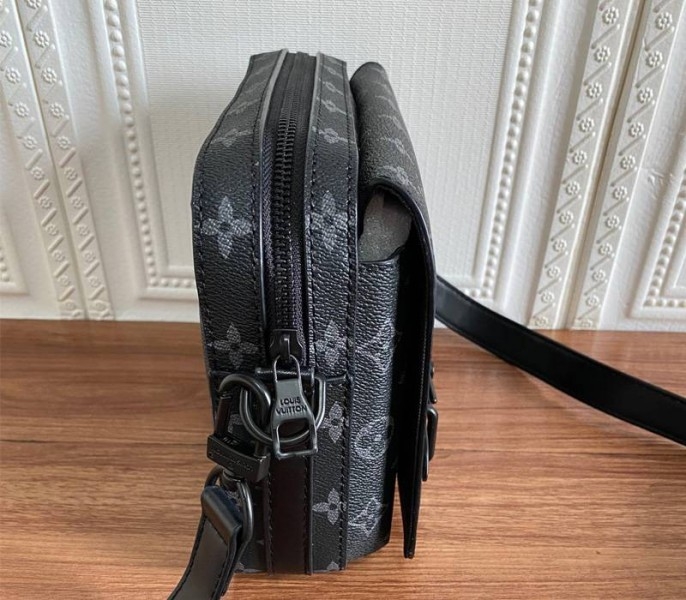 L0vis Vvtt0n Taurillon Leather Steamer Messenger Bag