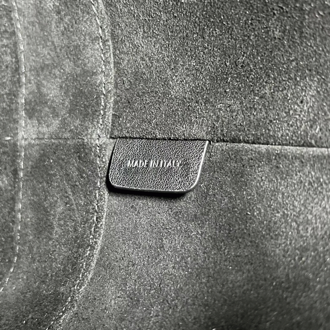 Top Quality Knockoff Ce1i*e Small Bucket Cuir Triomphe In Black Calfskin