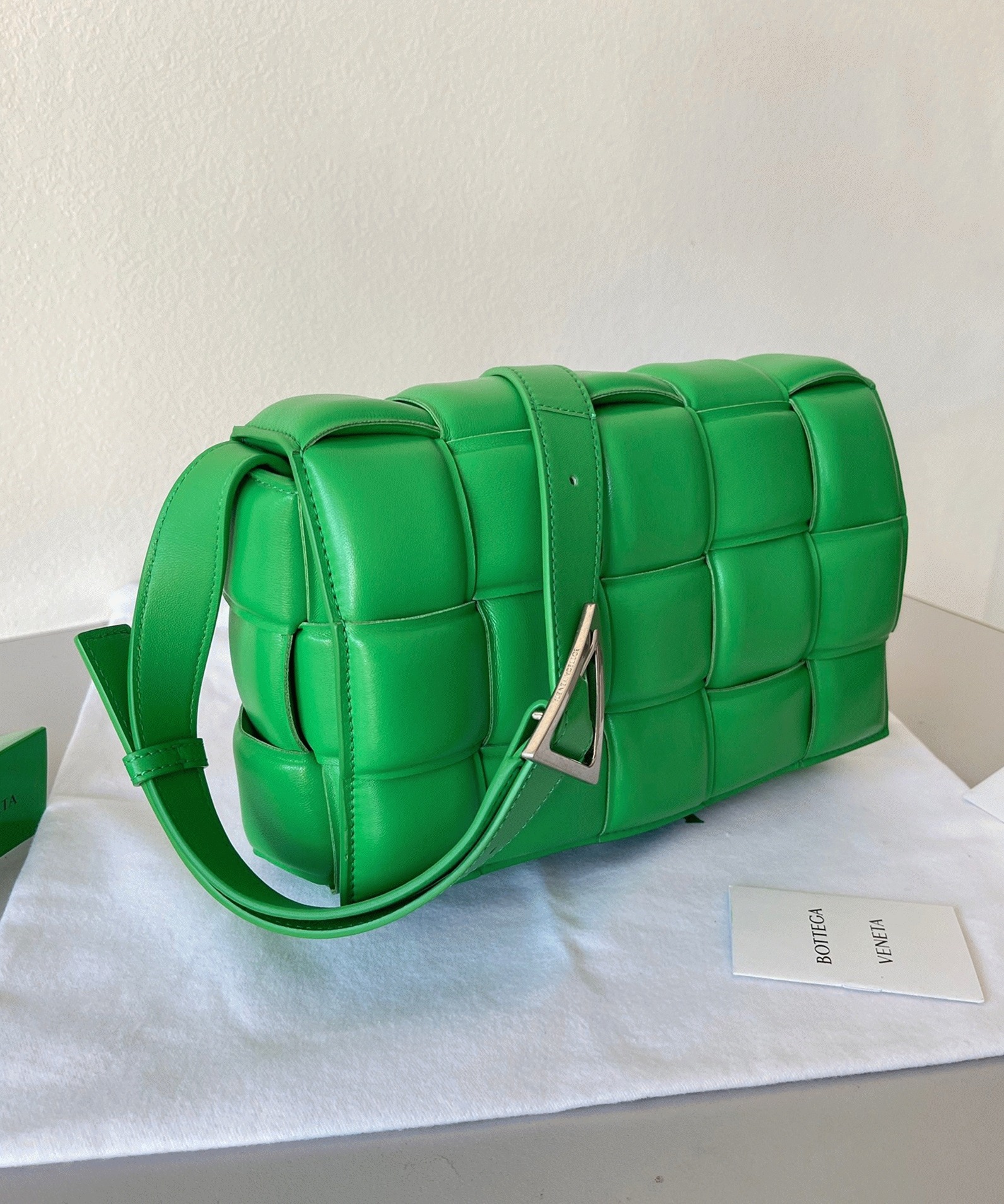 Top Quality Knockoff B0tt*ga Ven*ta Padded Cassette Bag In Parakeet
