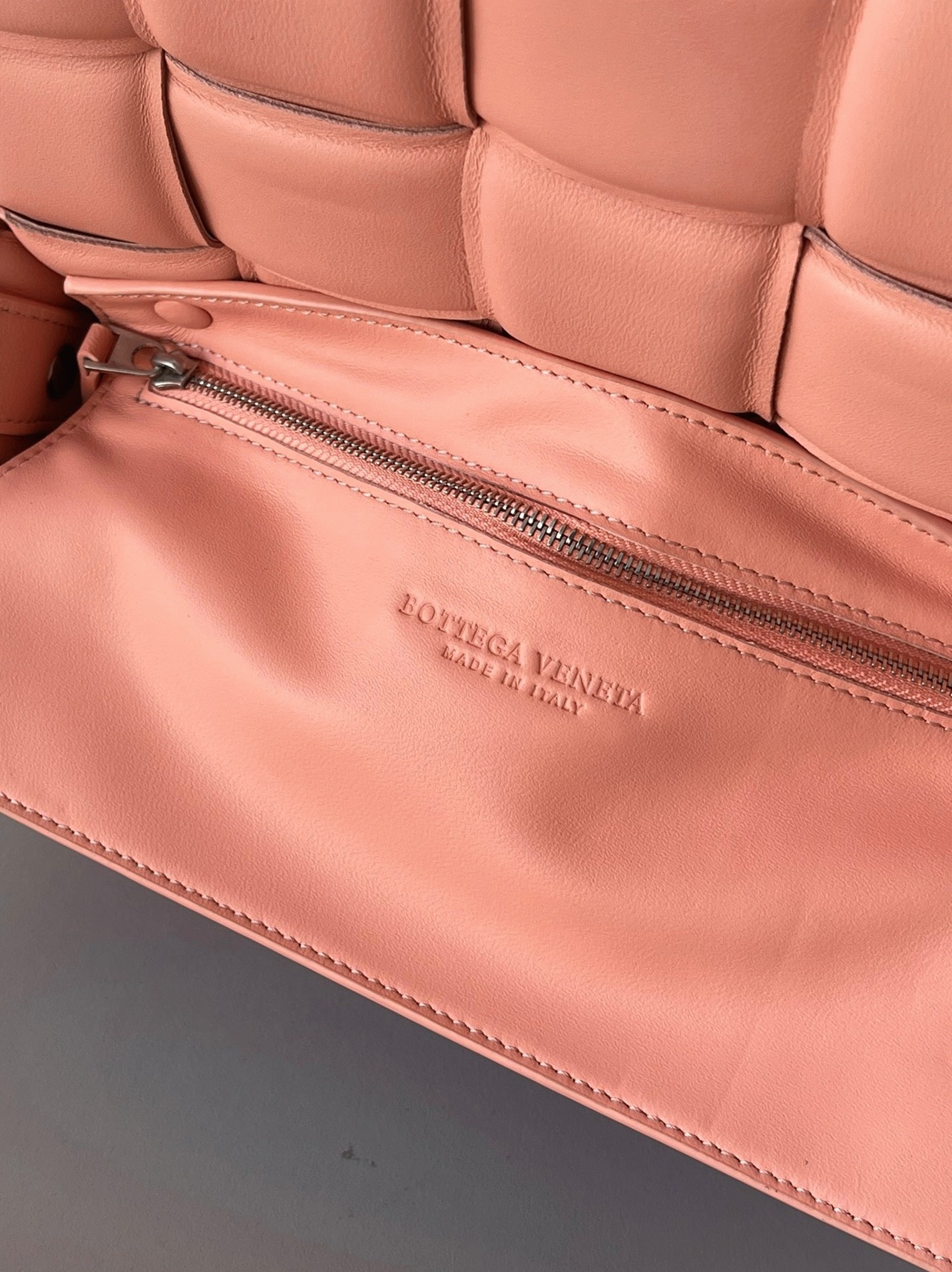 Top Quality Fake B0tt*ga Ven*ta Padded Cassette Bag In Peachy