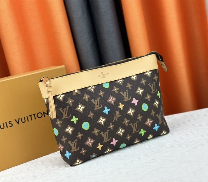 L0vis Vvtt0n Monogram Craggy Voyage Souple Pochette In Chocolate