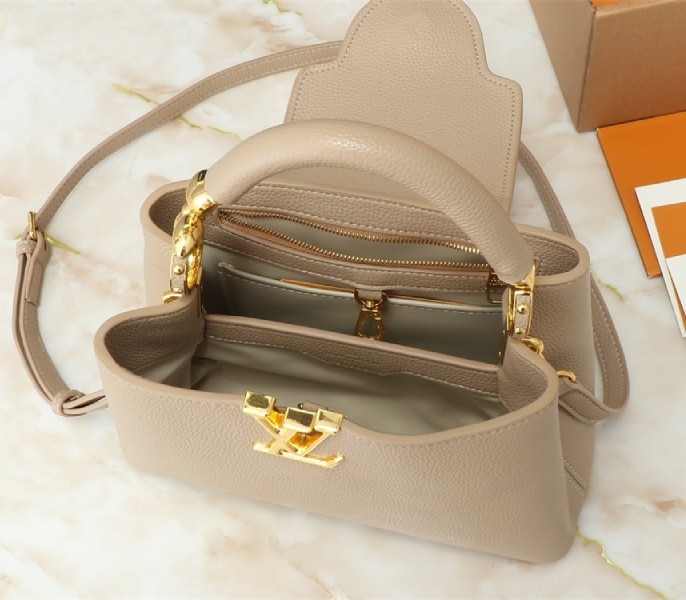 L0vis Vvtt0n Capucines BB Handbag In Galet Gray