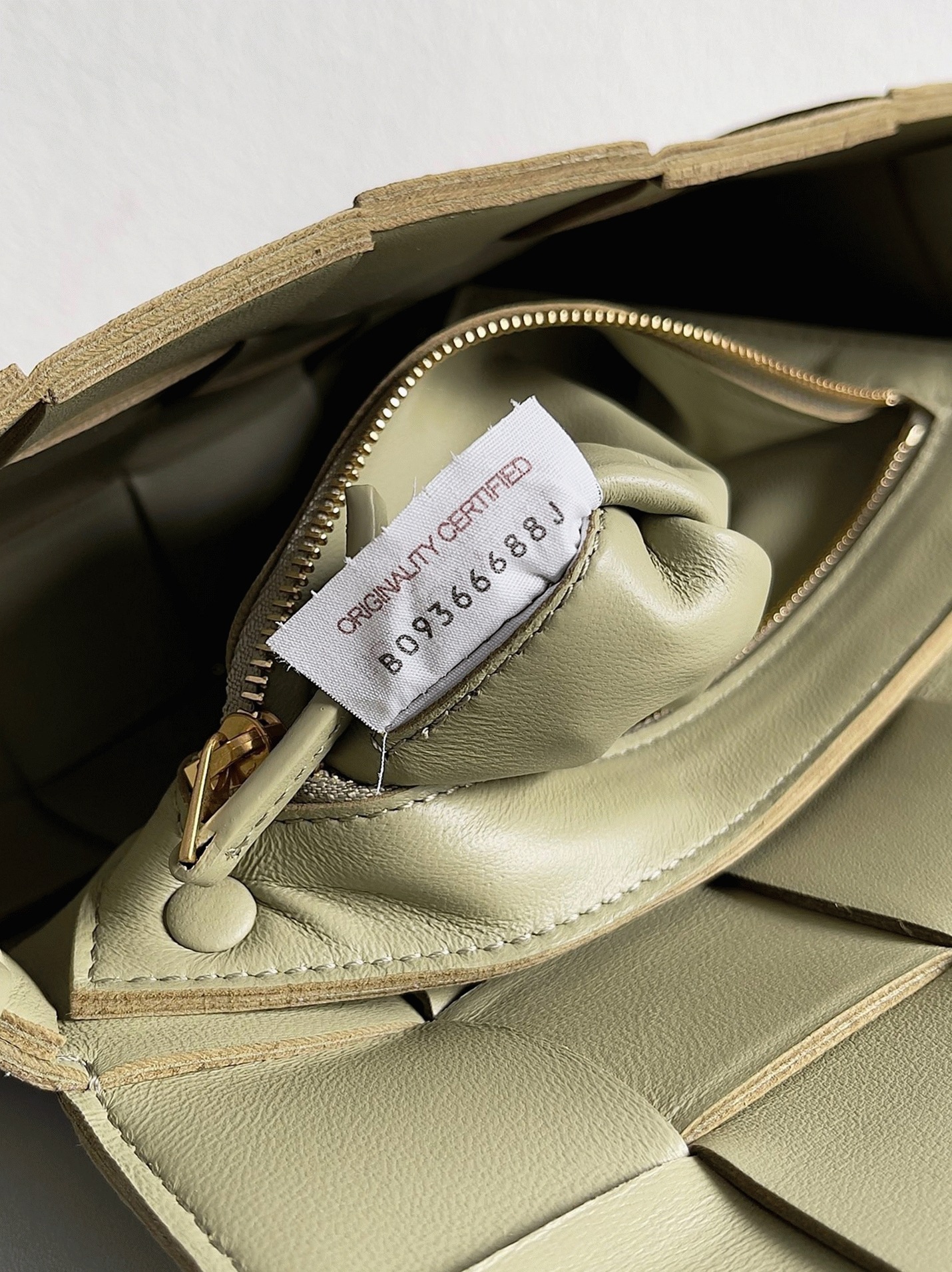 Top Quality Fake B0tt*ga Ven*ta Cassett Bag In Travertine