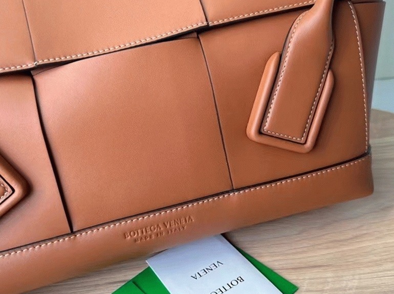Top Quality Fake B0tt*ga Ven*ta Arco Small Bag In Caramel Intrecciato Calfskin