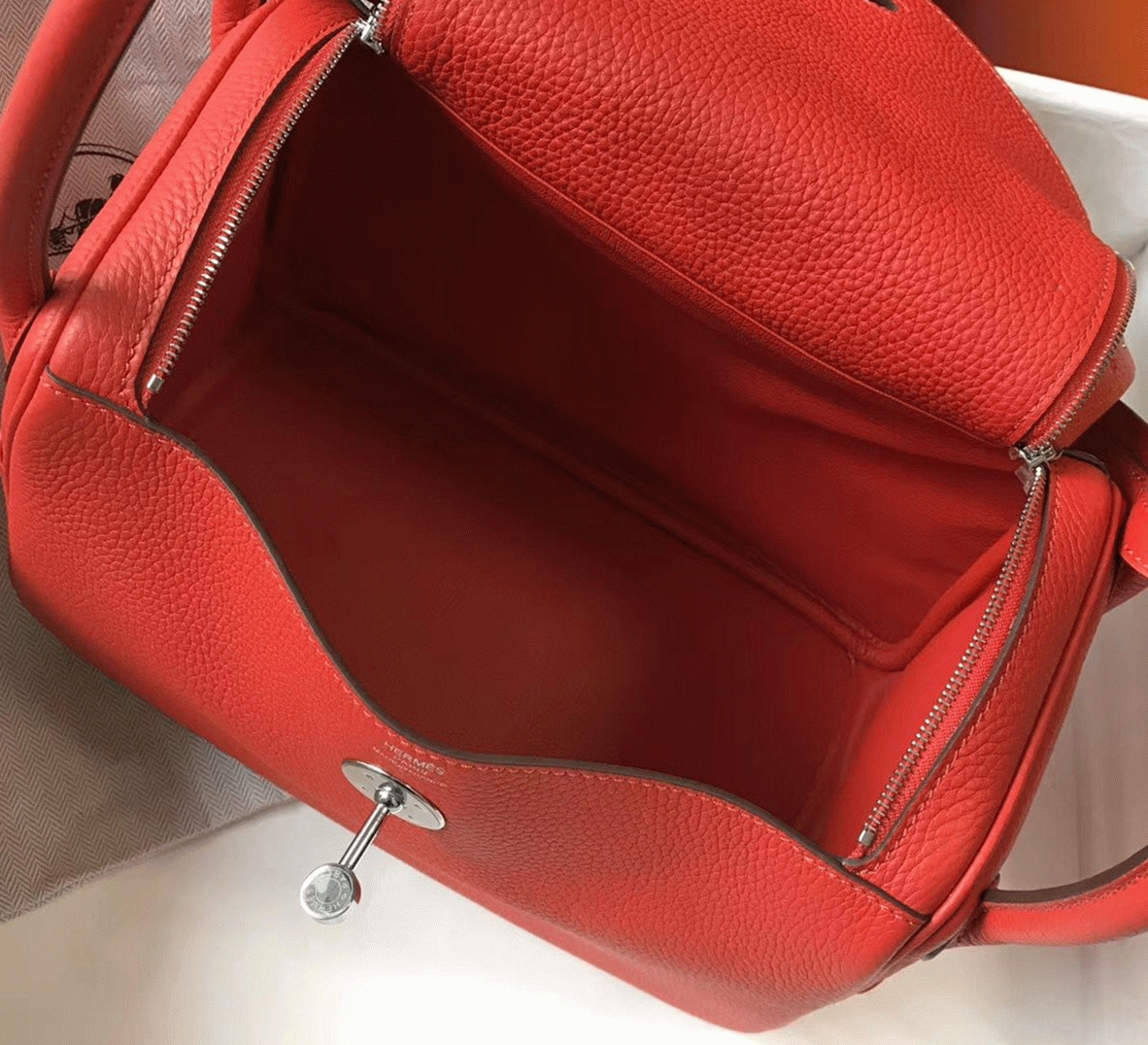 Fake H**me5 Lindy 26cm handbag in red