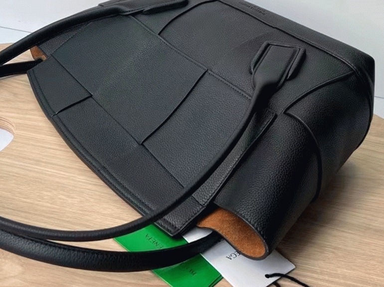 Top Quality Knockoff B0tt*ga Ven*ta Arco Medium Bag In Black Grained Leather