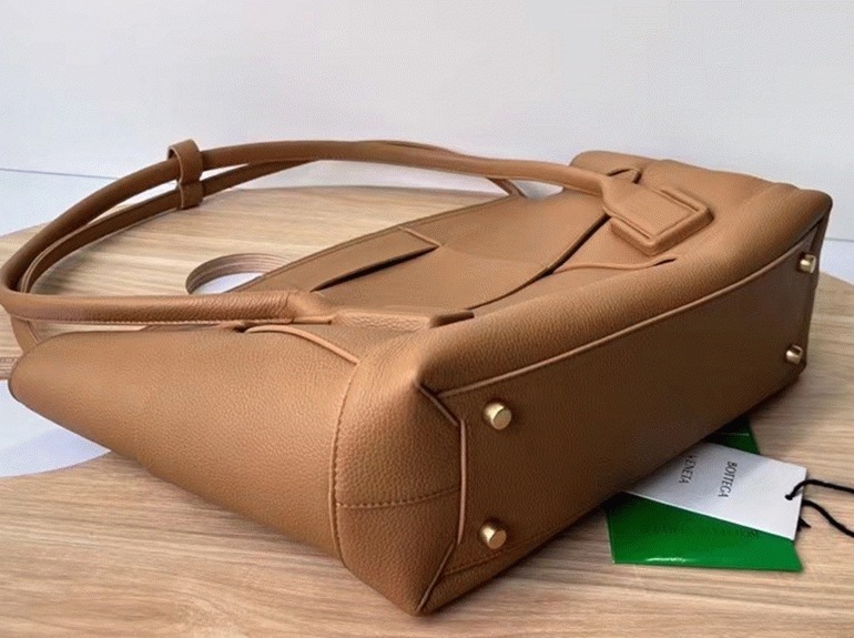 Top Quality Replica B0tt*ga Ven*ta Arco Medium Bag In Caramel