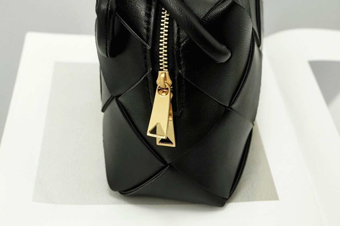 Fake B0tt*ga Ven*ta Small Cassette Camera Bag Black
