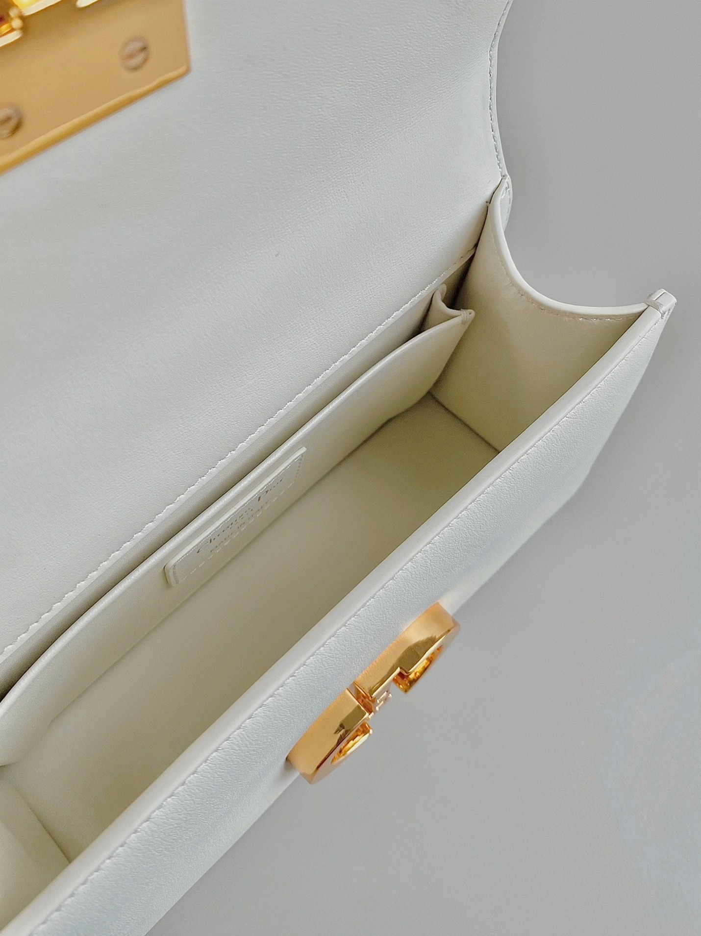 D10r 30 Montaigne East-West Bag with Chain Fake in White Calfskin