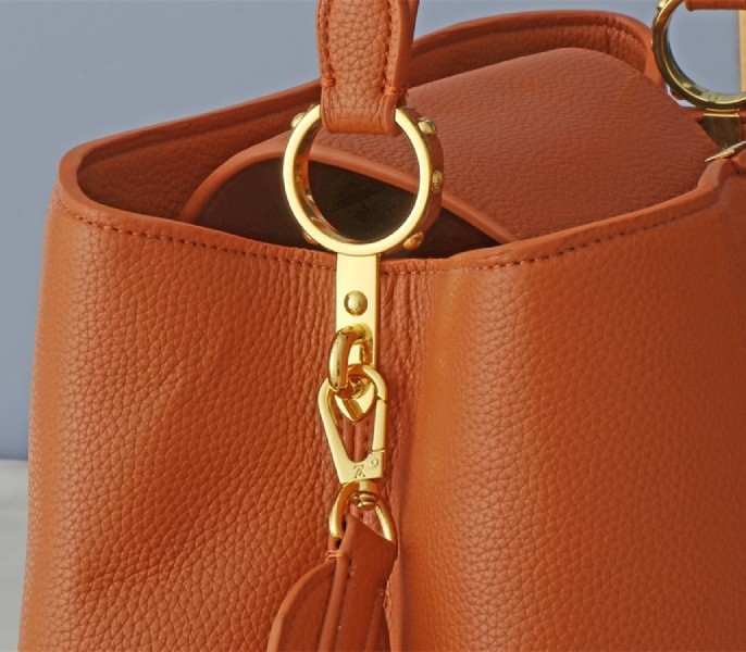 L0vis Vvtt0n Capucines GM Souple Handbag In Cognac Brown