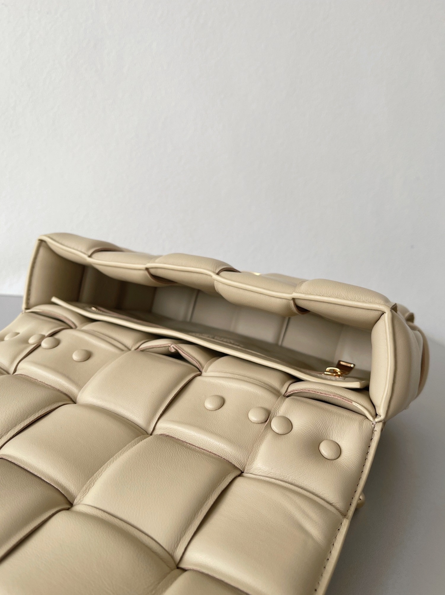 Top Quality Faux B0tt*ga Ven*ta Chain Cassette Bag In Porridge