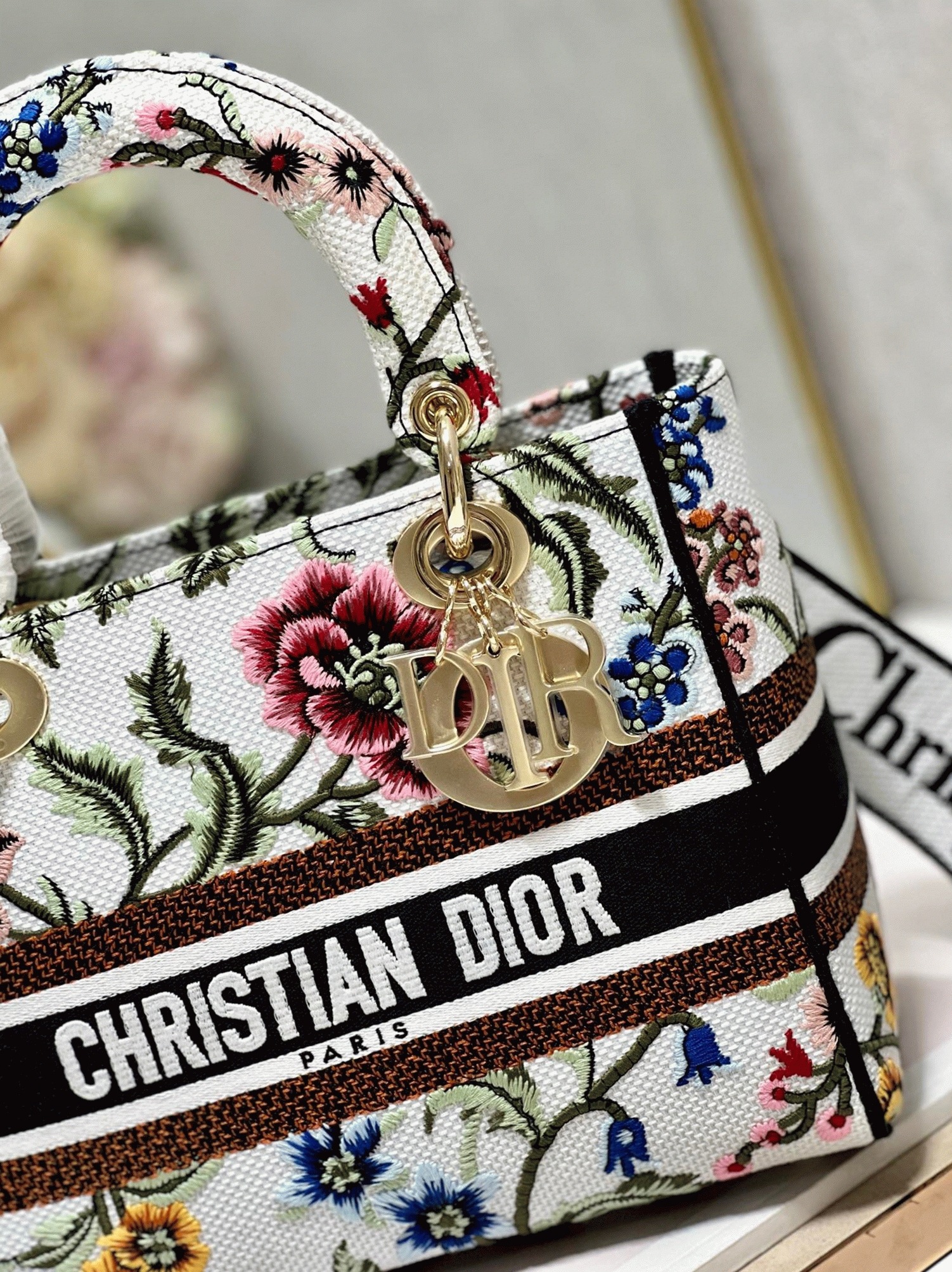 D10r Lady D-Lite Medium Bag Fake in White D10r Petites Fleurs Embroidery