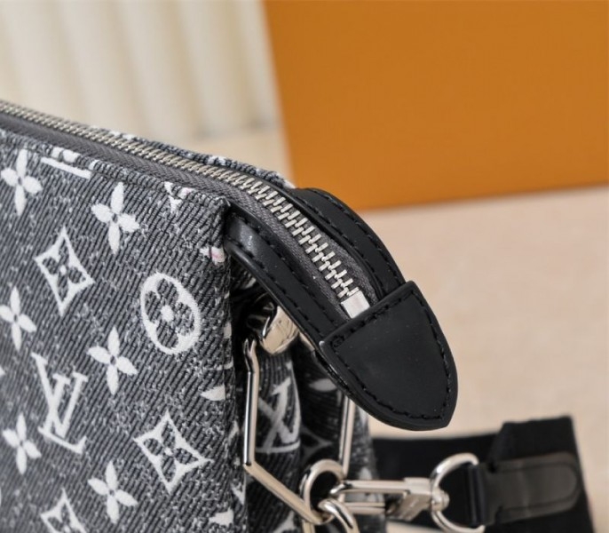 l0vis vvtt0n jacquard De*1m coussin pm bag in black