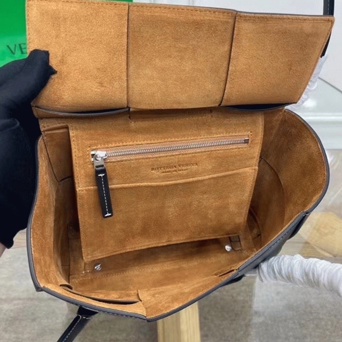 Top Quality Fake B0tt*ga Ven*ta Arco Small Bag In Black Intrecciato Calfskin