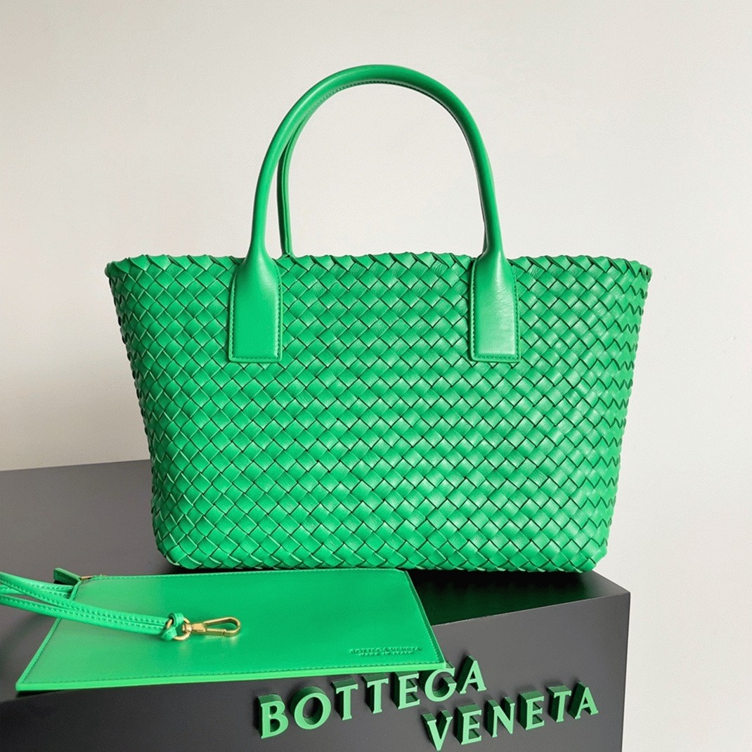 Top Quality Fake B0tt*ga Ven*ta Cabat Medium Bag In Green Intrecciato Lambskin
