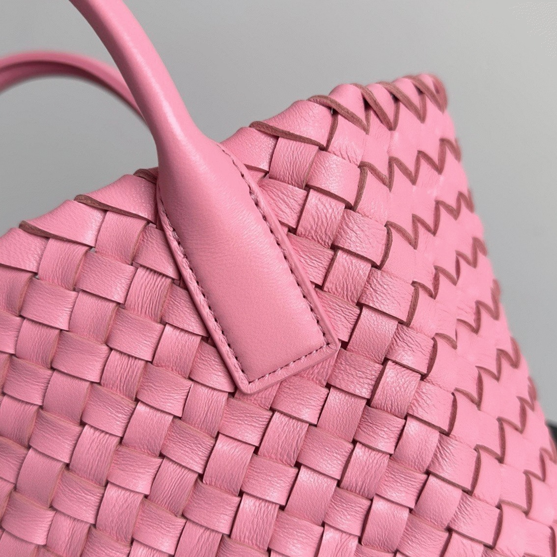 Top Quality Replica B0tt*ga Ven*ta Cabat Mini Bag In Pink Intrecciato Lambskin