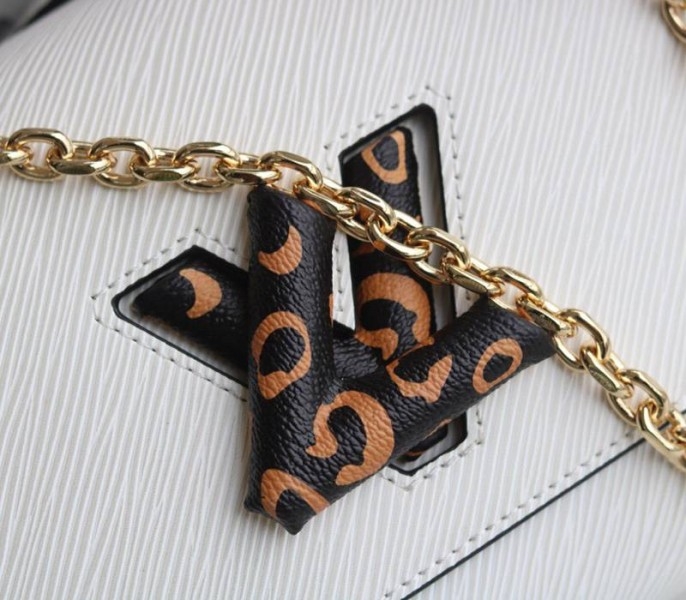 L0vis Vvtt0n Epi Leather Jungle Edition Twist MM Bag In Optic White