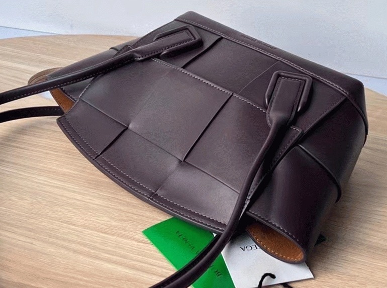 Top Quality Knockoff B0tt*ga Ven*ta Arco Small Bag In Grape Intrecciato Calfskin