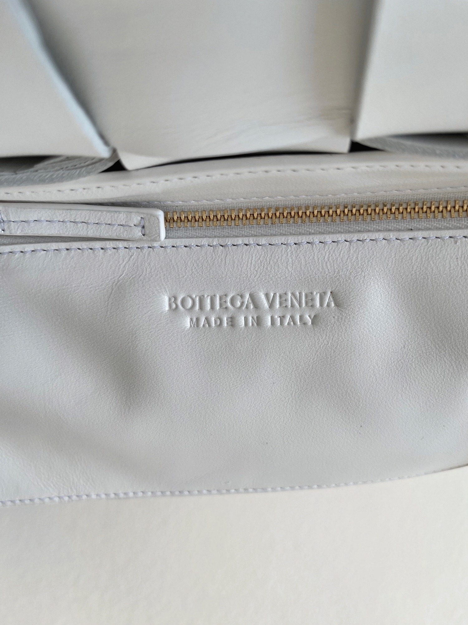 Top Quality Fake B0tt*ga Ven*ta Cassette Fringed Bag In White