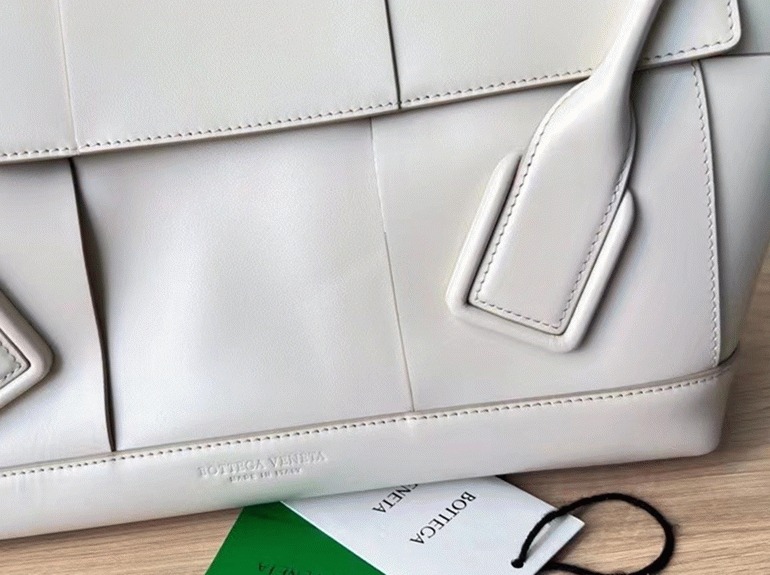 Top Quality Fake B0tt*ga Ven*ta Arco Medium Bag In White Intrecciato Calfskin