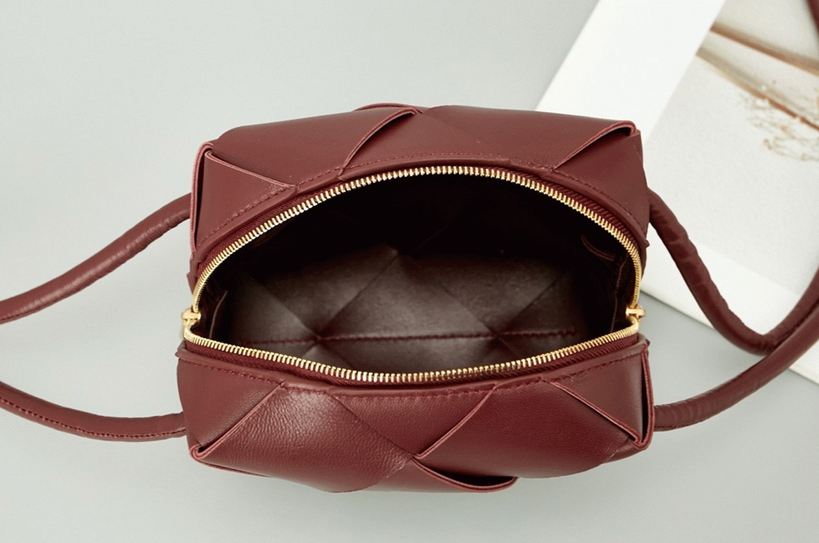 Fake B0tt*ga Ven*ta Mini Cassette Camera Bag Bordeaux