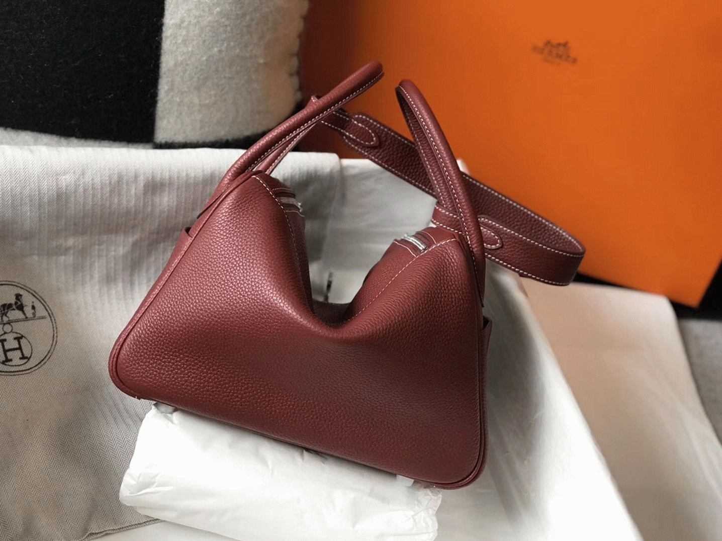 Knockoff H**me5 Lindy 26cm handbag in bordeaux