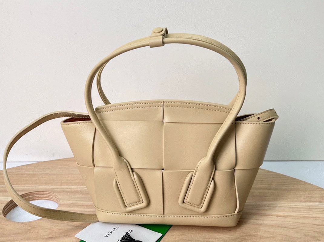 Top Quality Fake B0tt*ga Ven*ta Arco Mini Bag In Beige Intrecciato Calfskin
