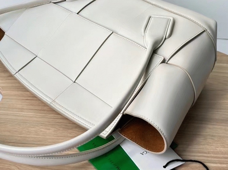 Top Quality Fake B0tt*ga Ven*ta Arco Medium Bag In White Intrecciato Calfskin