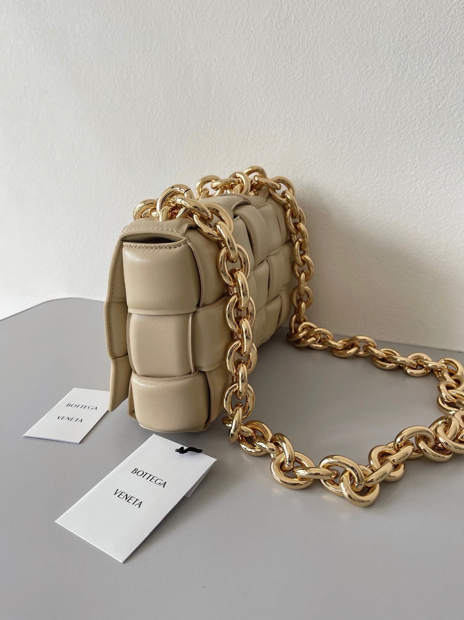 Top Quality Faux B0tt*ga Ven*ta Chain Cassette Bag In Porridge