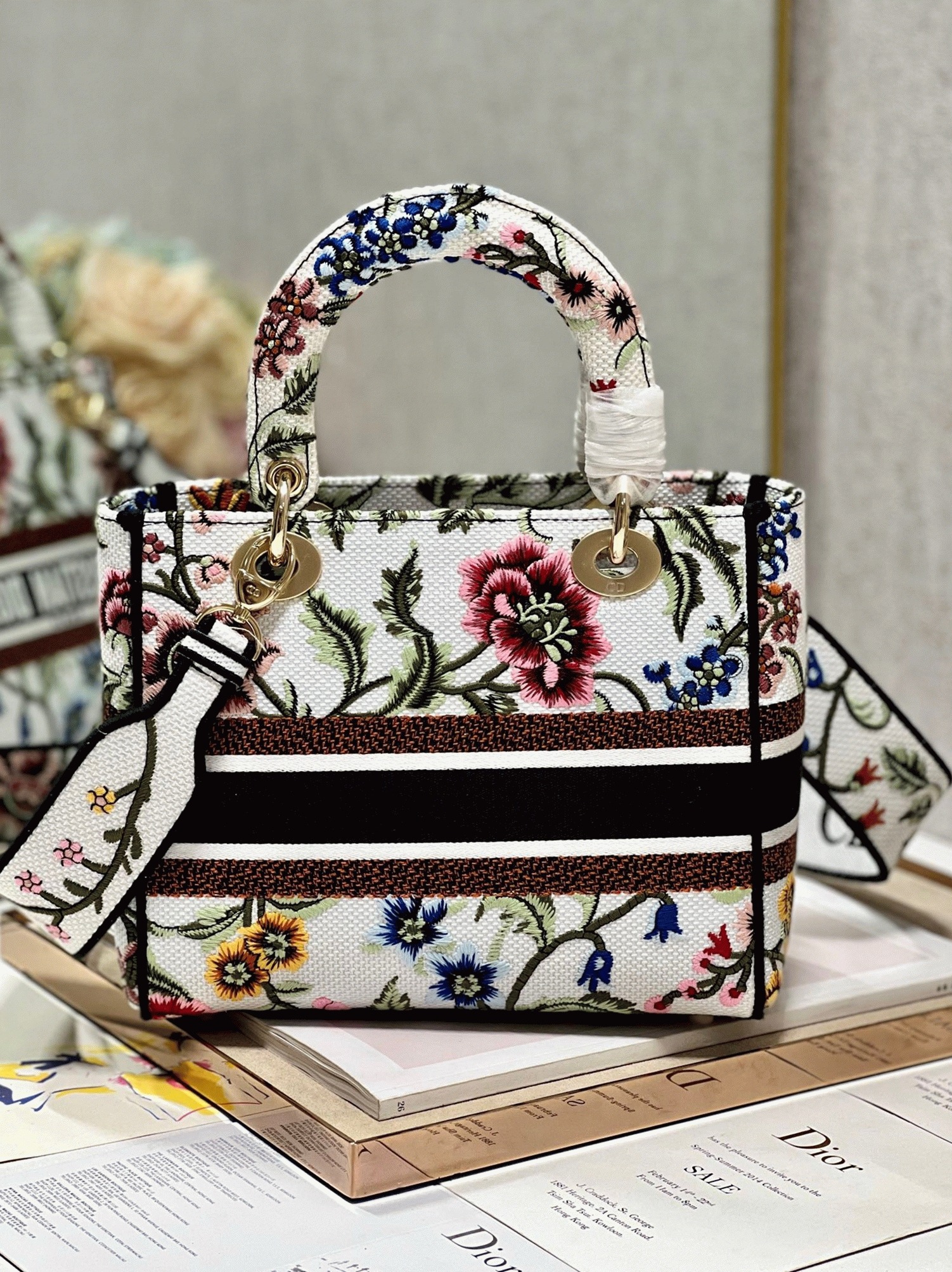D10r Lady D-Lite Medium Bag Fake in White D10r Petites Fleurs Embroidery