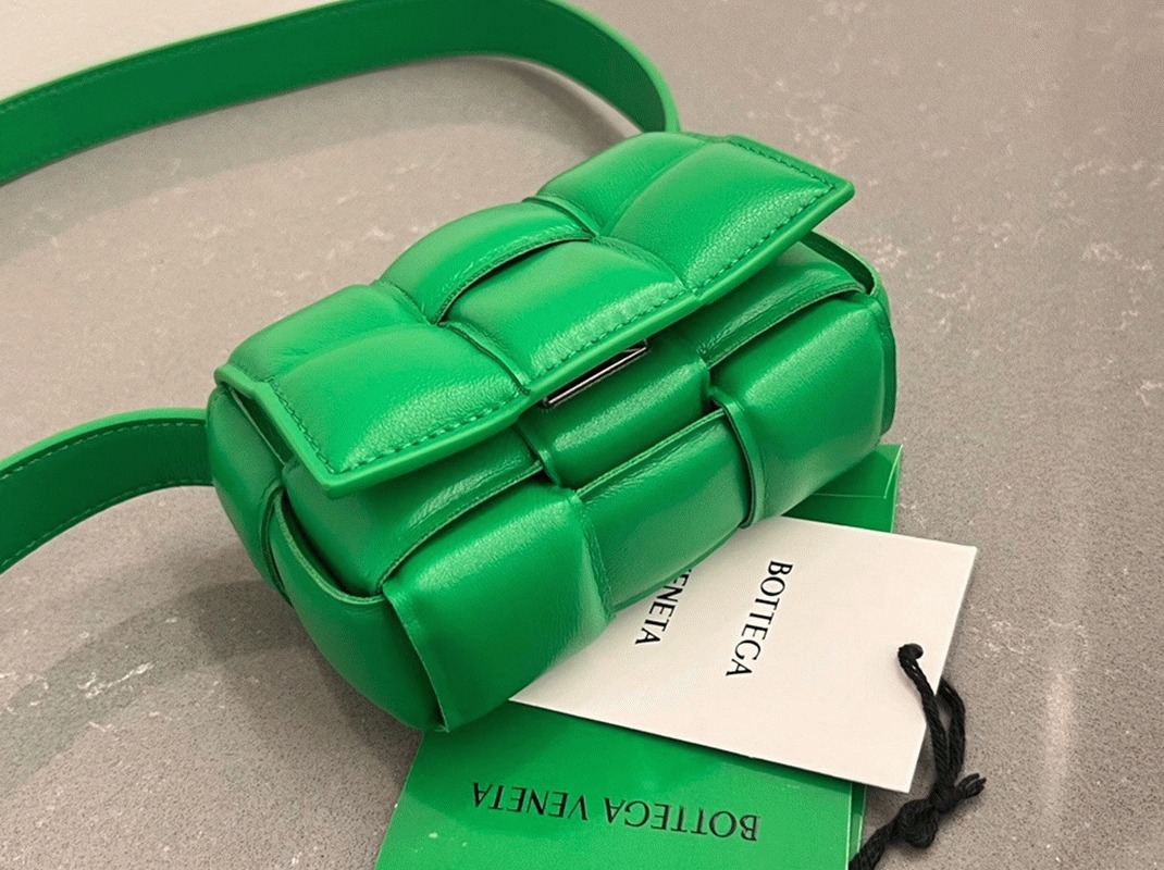 Top Quality Knockoff B0tt*ga Ven*ta Candy Padded Cassette Bag In Parakeet
