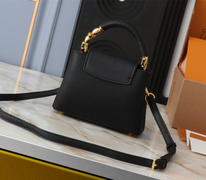 L0vis Vvtt0n Capucines Mini Capucines Handbag In Black