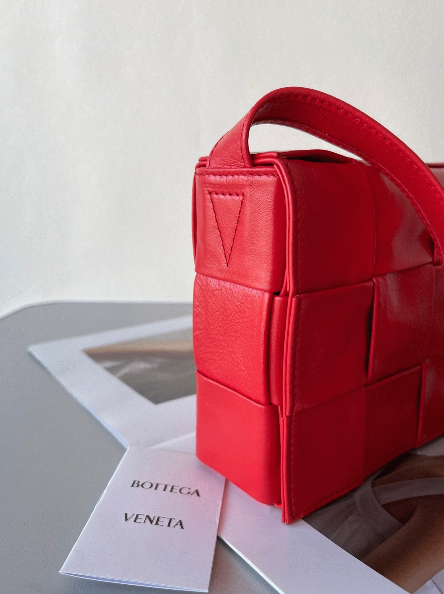 Top Quality Knockoff B0tt*ga Ven*ta Cassette Bag In Red