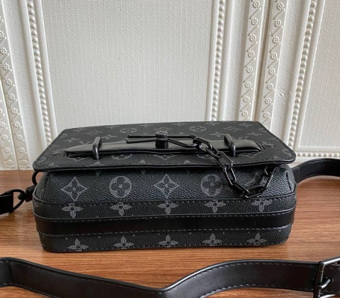 L0vis Vvtt0n Taurillon Leather Steamer Messenger Bag