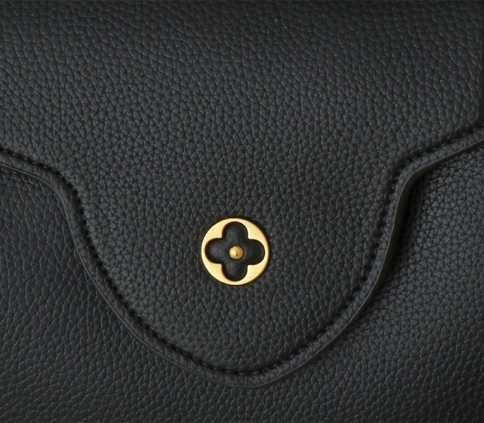 L0vis Vvtt0n Capucines GM Souple Handbag In Black