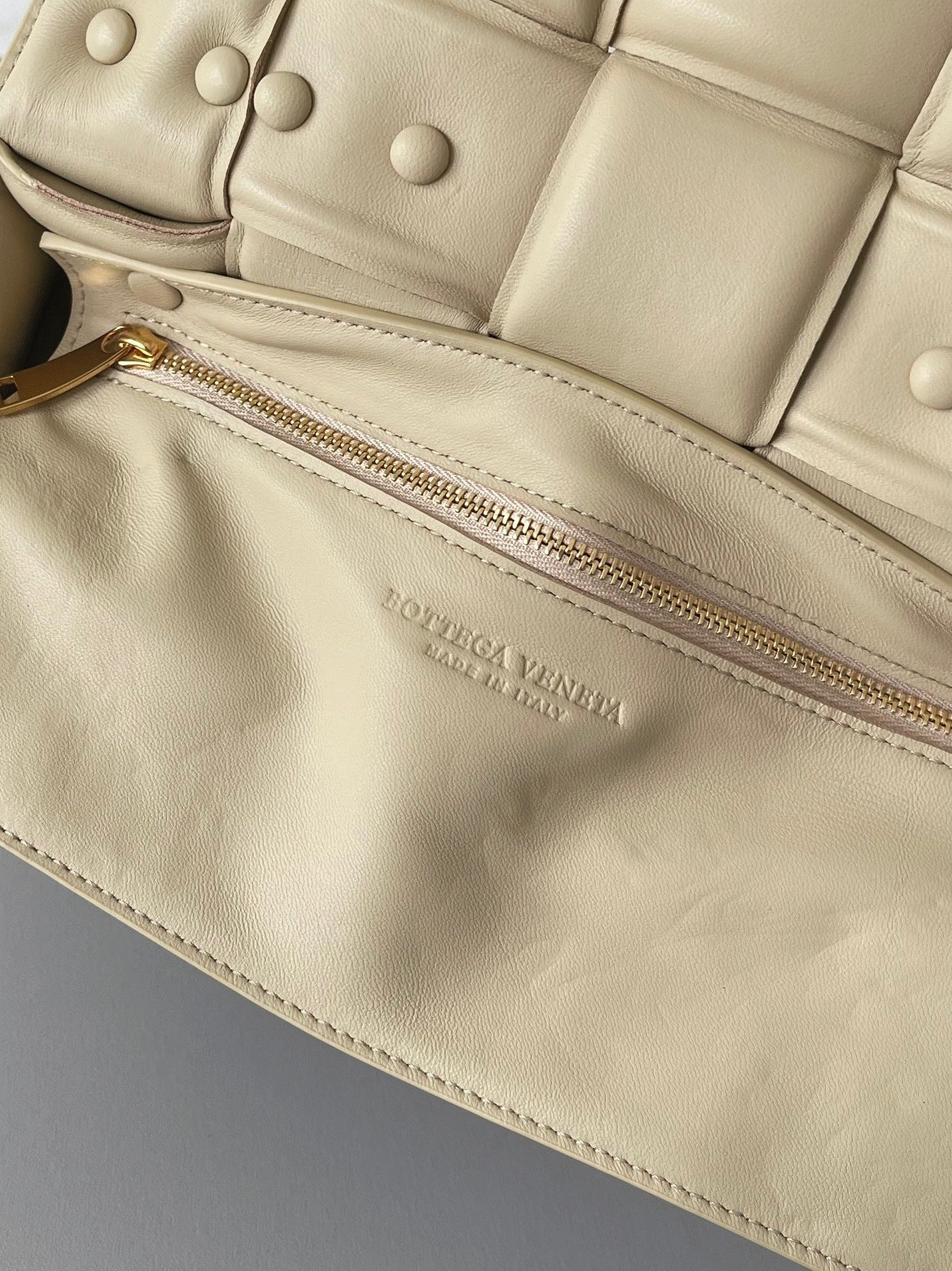 Top Quality Faux B0tt*ga Ven*ta Chain Cassette Bag In Porridge